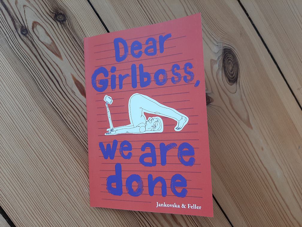 Dear Girlboss, we are done - Buchcover auf Dielen